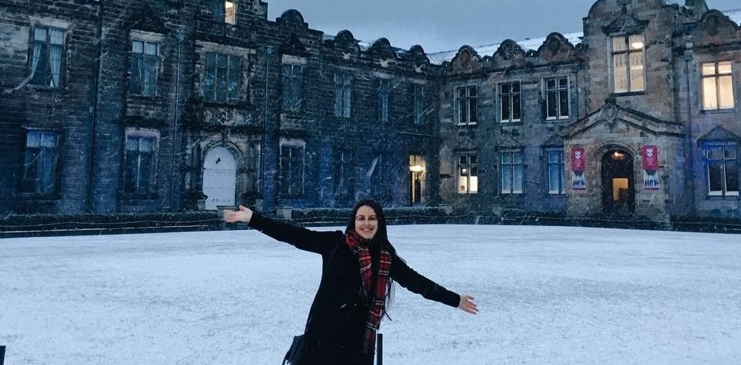 Laura, étudiante en quatrième année de Bachelor de Comparative Literature à l’Université de St Andrews, en Ecosse