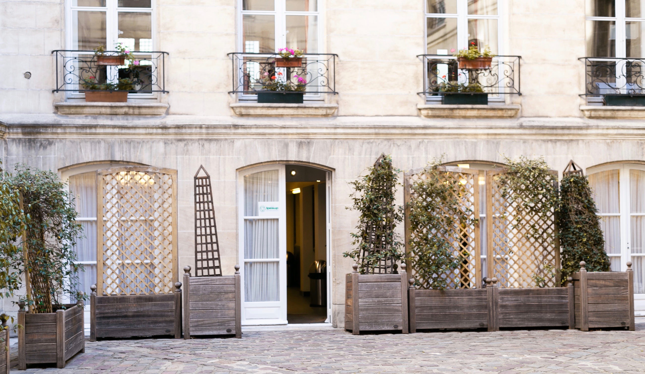 16 B Rue De Lestrapade 75005 Paris